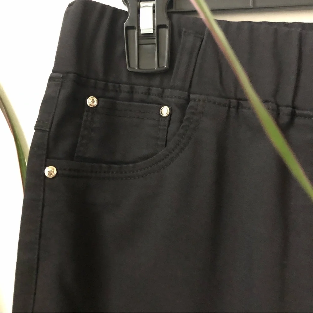 EXTENZI Women’s Black Bermuda Shorts Embroidered Hem Soft Grunge Size 44